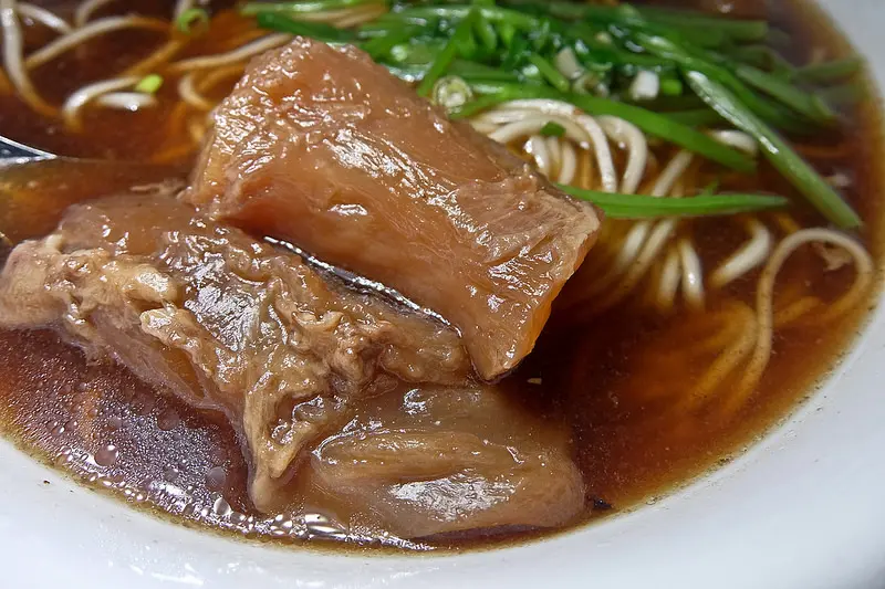 台北 忠孝新生 濟南牛肉麵, 超大塊超多份量無敵牛筋麵, 太好吃啦!!