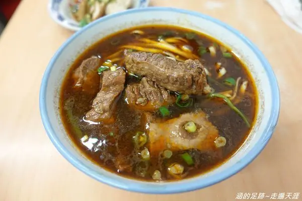 [忠孝新生美食] 濟南牛肉麵 ~ 45年老店，紅燒湯頭好喝，牛肉大塊份量多，從小吃到大的美味牛肉麵