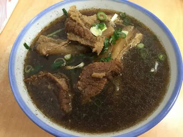 *台北美食*濟南牛肉麵，牛肉牛筋超大塊，湯頭順口不油膩!
