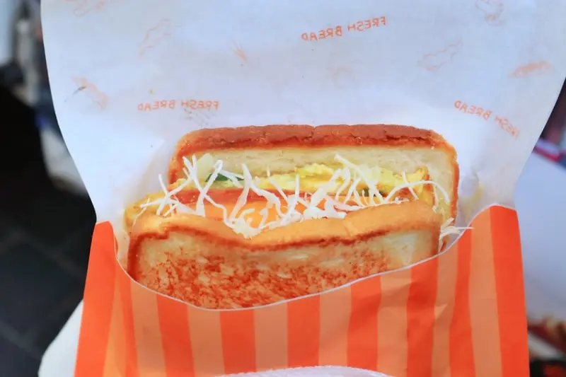 【明洞早餐】明洞烤麵包漢堡(명동 햄버거 토스트)，在地人氣行動早餐車，紅到國外去。
