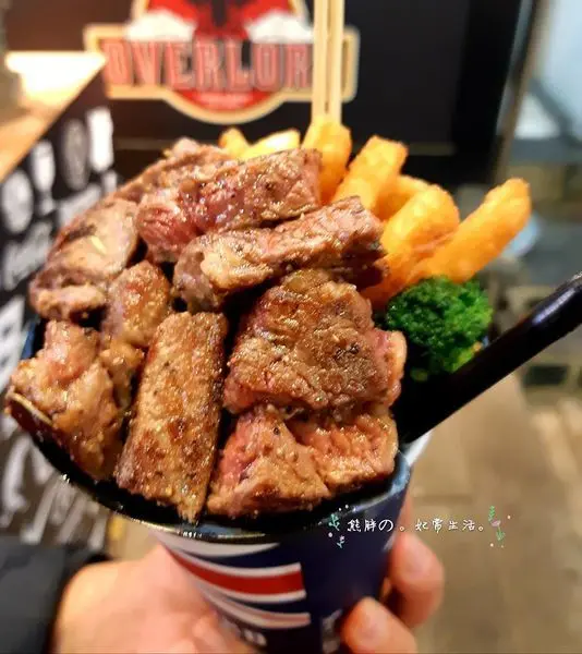 【台中】肉質鮮嫩香甜的霸王牛肉杯★讓人邊走邊吃邊喝★三種需求一次滿足★太方便了★OverlordTaichung
