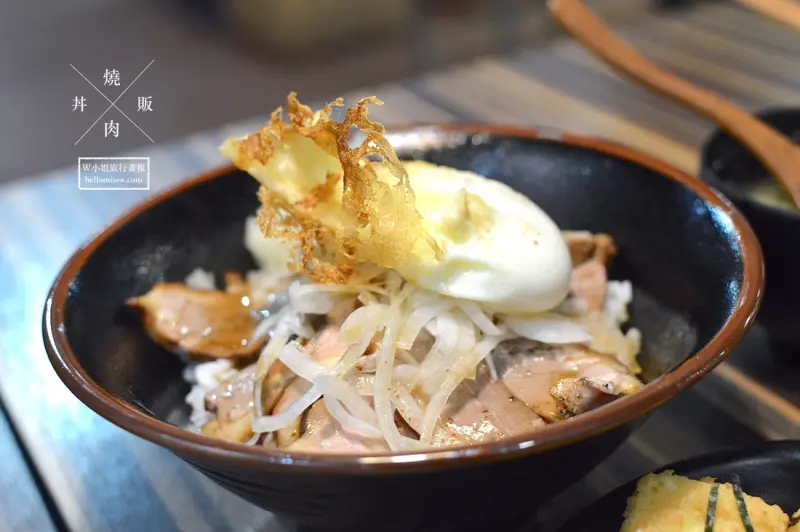 W小姐旅行畫報/ 台北｜食記 燒肉丼販 按下販賣機按鈕 一碗有炙燒魂的丼飯 日式食堂風格 公館人氣排隊美食移師東區