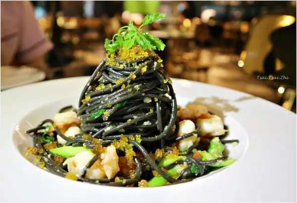 [台北中正]TUTTO Fresco 翡冷翠義式餐廳(台北車站店)|高貴裝潢餐點價格親民，用餐時間不限時|中義合併，蒜香鮮蝦蘆筍佐烏魚子之三寶義麵