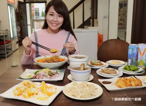 苗栗美食小吃推薦阿亮伯水餃！聯合大學附近必吃美食，飽滿爆汁的好吃水餃、CP值爆高的雞湯燉品 - ㄚ綾綾單眼皮大眼睛