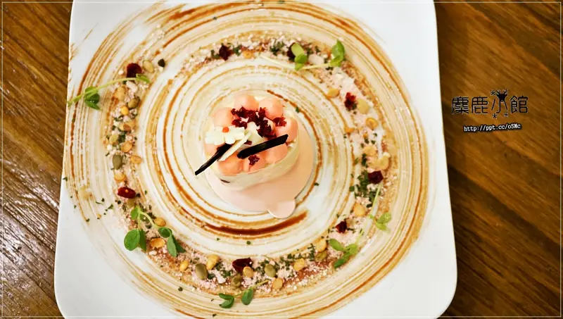 【麋鹿小館】ＣＰ值高～價格親民，超精美的甜點，讓妳目不轉睛，吃上一口讓妳忘不了它的滋味，忙裡偷閒，也不忘點一杯麋鹿拿鐵，犒賞自己