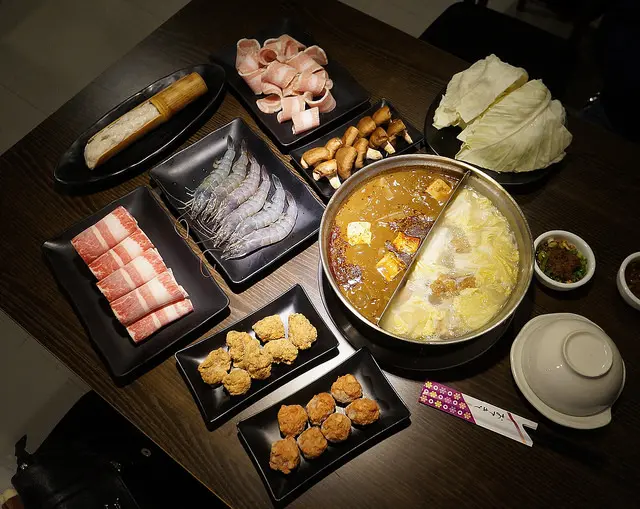 有乾人鴛鴦麻辣火鍋 ♥ 板橋巷弄飄香美食 ♥ 嚴選食材大飽口福