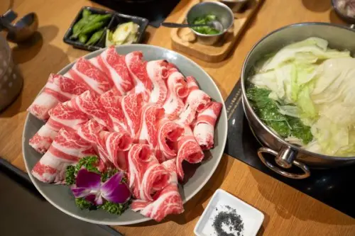 鐵支涮火鍋 TIGI HOT POT - 黃金澄清雞湯涮肉，好像有加分作用