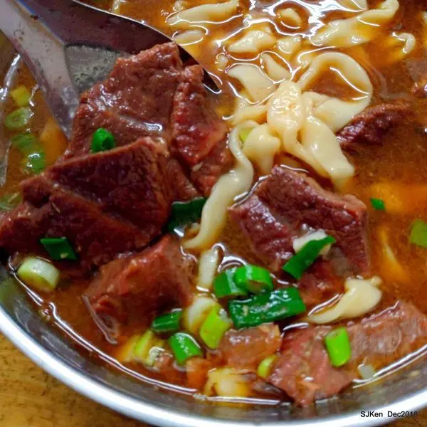 (台北捷運淡水線石牌站周邊美食)20年老店「美鮮大餛飩牛肉麵」---湯濃肉鮮麵好Q，蘿蔔與油豆腐小菜好鮮美! 