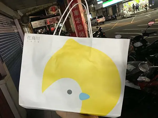 （台中）台中必買伴手禮千層！只賣一味就熱銷狂賣　不用跑到市區　高鐵就買得到－花鳥川水果千層