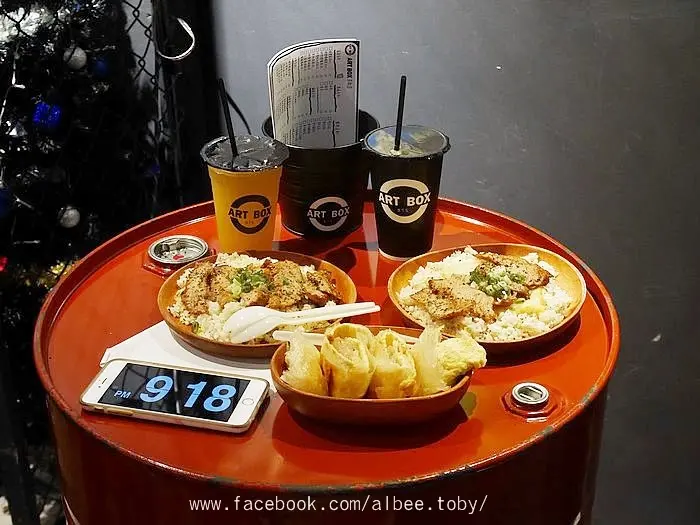 台南 中西區 中正路巷弄美食，ＩＧ打卡熱門松阪豬炒飯，肉粽脆皮蛋餅，平價美食，很有夜店風。ART BOX  B.T.S