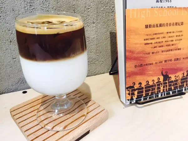 捷運忠孝新生站✿ 青鳥 Bleu&Book✿ 在書店喝咖啡 ! 華山藝文特區二樓小桃花源~ 美麗 靜謐 又自由自在的空間 ! !