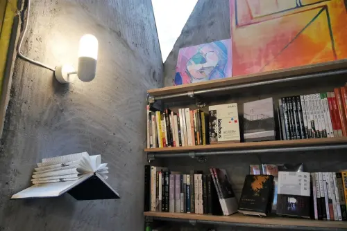 【台北華山文創園區 | 咖啡廳】在書香中與乾燥花下品一杯咖啡✡青鳥Bleu&Book