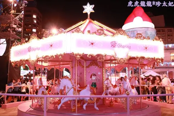 『2016台北耶誕節活動』如果台北下了雪~讓愛．Sharing 照亮了整個城市 ||統一時代百貨台北店11/17-12/25|| 浪漫粉色旋轉木馬!