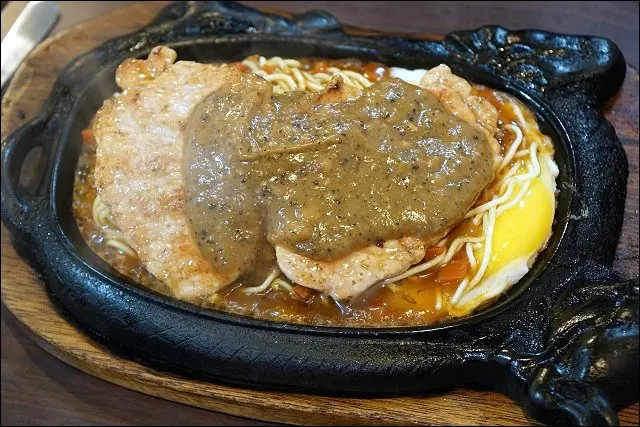 《土城美食/小姑食記》清水牛豬排館牛排超大塊，美味滿分的鐵板麵我最愛，超亮點黑楜椒夠嗆辣！