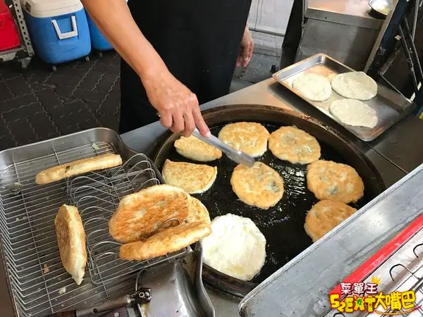 台中西屯美食蔥油餅》張家蔥餡餅菜單價位大公開！同時吃到蔥油餅與餡餅的獨特好味道～台中重慶路甘肅路必吃美食小吃餐廳推薦。