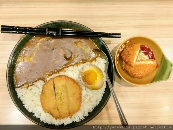 咖哩藍帶豬排飯- 濃郁的咖哩海拍打著白色海岸，迎領食客走入法式藍帶豬排風情裡