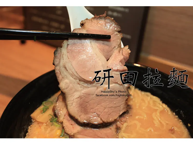 吃。高雄｜高美館。選用雞骨蔬菜湯頭適合台灣人的口味「研田拉麵」。