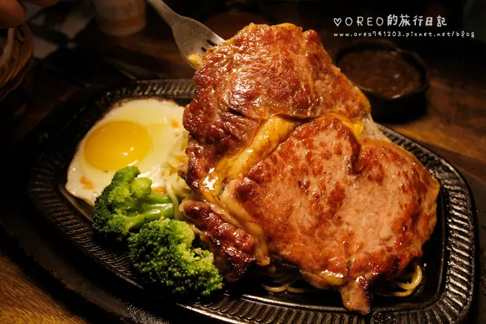 【食記。北車】 百元牛排~~人从众厚切牛排館-南陽店~北車平價又大塊的牛排館~台北車站牛排/忠孝復興牛排