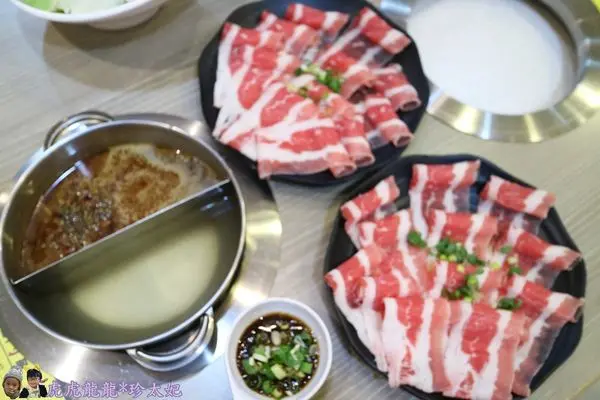 『板橋精緻火鍋』50種以上漢方熬煮會回甘的辣中帶勁卻又溫和不燥 ||四處有精緻鍋物|| 石頭鍋x東北酸白鍋x義式番茄鍋x韓式泡菜鍋!