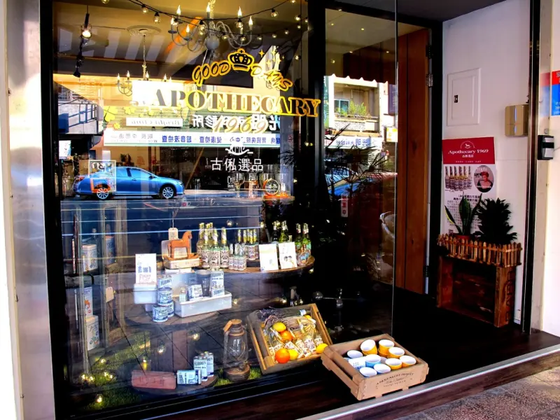 (台南。旅遊推薦) 古俬選品: 一間老件老物收藏店｜美國第一瓶花露水，獨賣｜古董收藏｜府前路上，近東門圓環｜
