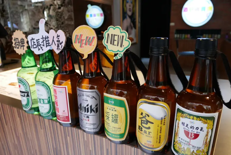 台北美食︱酒矸倘賣嘸。星期一不Blue與好友的下班之約來上一晚喝不醉之夜吧！帶著走的超可愛瓶身方便的不要不要