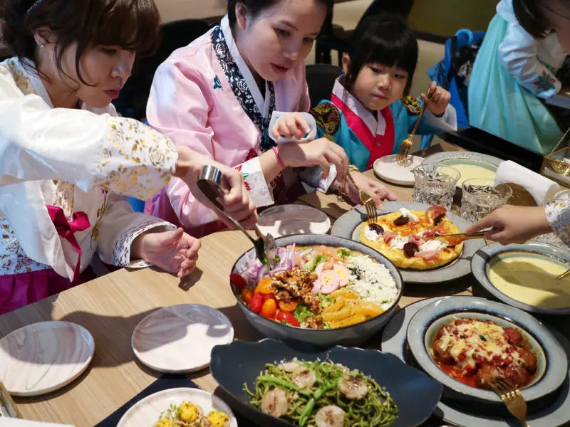 台北信義區餐廳推薦→vava　voom信義旗艦店，時尚開ＰＡＲＴＹ好所在！推薦彩虹酪梨沙拉、雨季海鮮派對披薩、草莓火龍果牛奶～附上完整菜單