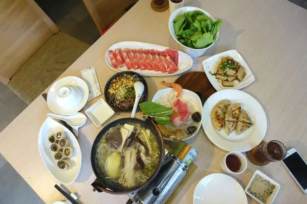 老舅的家鄉味(台北店)‧沒揪到團也能吃的個人版酸菜白肉鍋~咕溜酸辣涼粉和皮酥內軟的蔥油餅好吃!!!