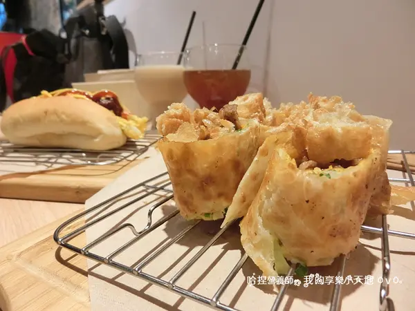 【台北信義】《鳥兒有虫吃》來份不一樣的早餐，麻辣鍋風味燒肉包在蛋餅裡❤近捷運台北101/世貿站