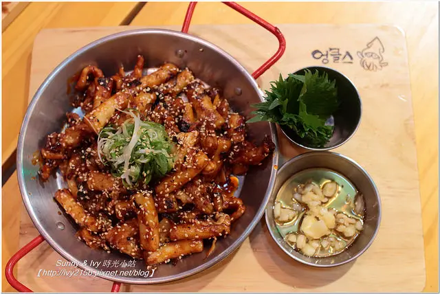 【台北信義食記】UNCLES 魷魚大叔（布帳馬車店）。感受韓國路邊攤的復古風，辣味十足好吃