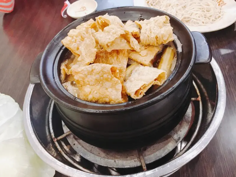 [桃園x平鎮]長疆炭燒羊肉爐 平鎮店。天冷溫補好滋味～羊肉爐/高麗菜/金針菇/玉米筍/鴨血/凍豆腐/豆皮/麵線