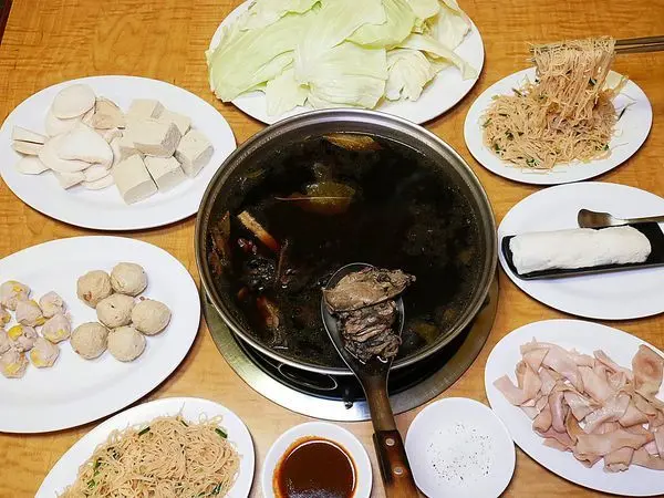 皇品食府 - 新竹東區藥膳烏骨雞，燉補、火鍋一次滿足，濃郁藥膳雞湯超夠味，多種食材任君挑選，特色丸類別錯過，冬天就是推薦暖暖來一鍋