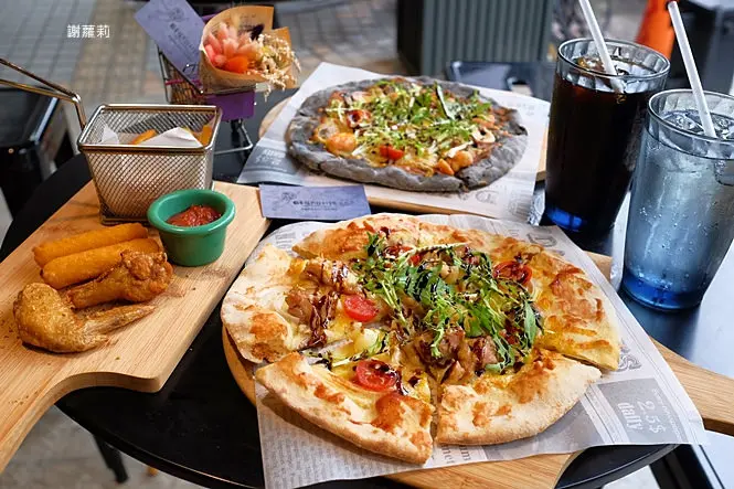 《嘉義♥食記》幸福PIZZA1號店。只要150元，吃食尚玩家也推薦的純手工龍眼木窯烤披薩，還有美美的浪漫乾燥花！