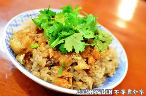 [宜蘭美食]傳承三代不變的美味，來冬山一定要吃的在地美食 -- 冬山阿婆油飯(宜蘭美食、宜蘭在地小吃推薦、宜蘭傳統美食、宜蘭銅板美食)