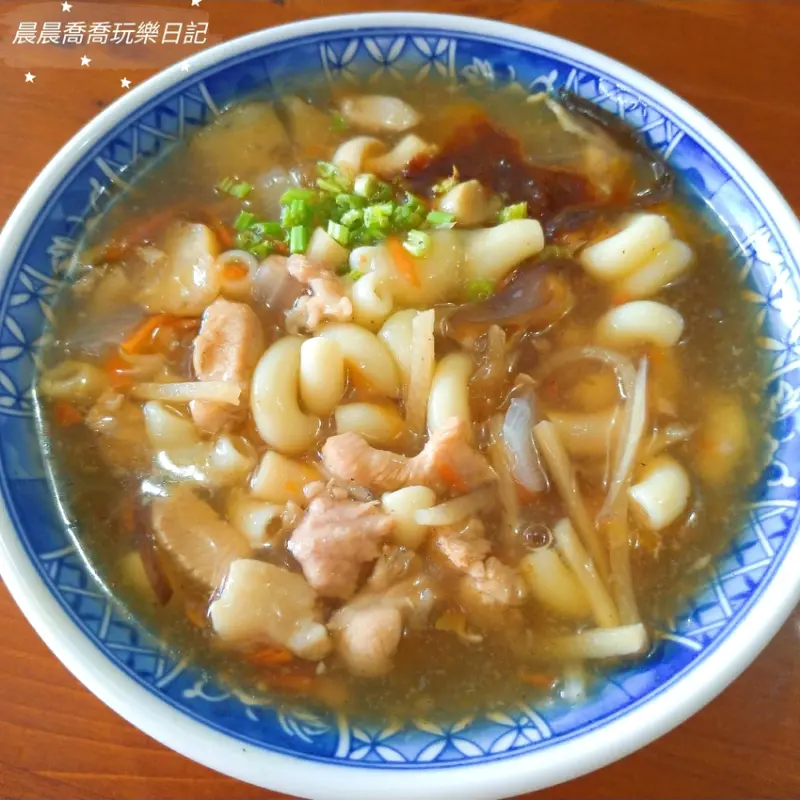 宜蘭美食【阿婆油飯 / 哈克炭烤】「通心麵羹」開賣囉~必吃油飯、赤肉羹麵、四神湯、古早味冬瓜茶，傳統美食好味道！