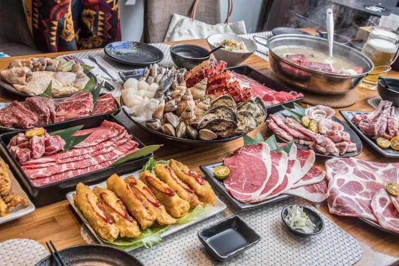 [台北內湖]專人桌邊服務，網友激推超精緻帝王蟹燒肉吃到飽！帝一頂級燒烤吃到飽 - 大手牽小手。玩樂趣