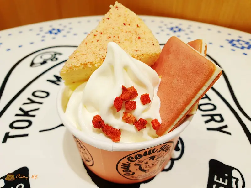 台北微風南山甜點》東京牛奶起司工房Tokyo Milk Cheese Factory│莓果聖代.草莓奶茶起司夾心餅乾