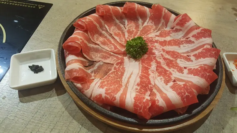 食尚小咪 ♥ 【台北東區。初衷小鹿原味鍋物Original Pot -台北信義區好吃火鍋推薦~原味湯頭很讚! 食材天然 肉質配菜新鮮沒話說耶!! 好好吃 】康和期貨小咪