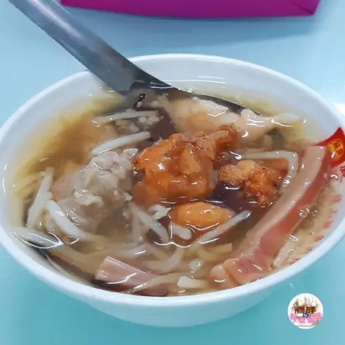 【鹿港】龍山魷魚肉羹鹿港必吃美食，大片魷魚Q嫩有彈性、肉塊皮酥肉嫩，豐富配料銅板美食首選