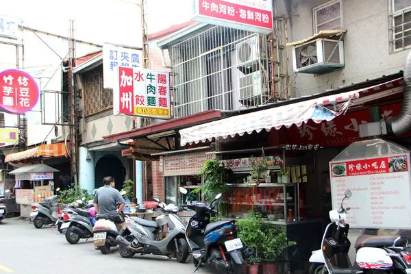 加州麵店~鄰近美仁里彩繪，麵食好好吃呀。