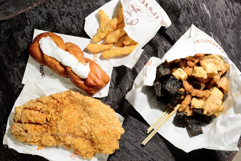 【美食】台中。西屯區《咕雞咕雞》脆皮雞排 鹽酥雞 牽絲棉花糖銀絲卷 好吃宵夜 - 卡琳。摸魚兒趣