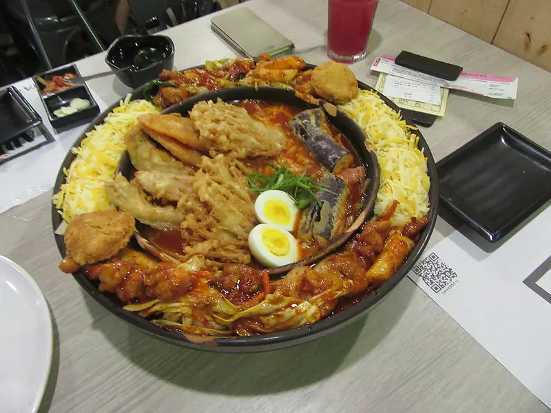 【台中美食】【韓國料理風】OMAYA春川炒雞(台中老虎城)，推出全新菜色《辛普森湯》，超~豐富的一鍋三吃