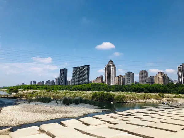 圓圓家出去玩-《新竹景點》頭前溪豆腐岩，芒草開了，秋天來了！IG打卡美拍超人氣