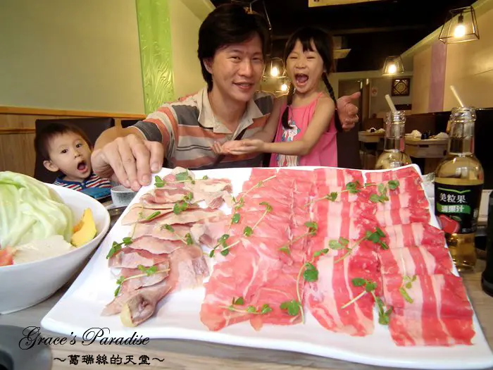 【泰山美食】上饌享樂火鍋-CP值高雙人分享餐，超大份量原肉肉盤，講求食得心安，用甘蔗、鳳梨熬的蔬果湯頭獨特又正點！