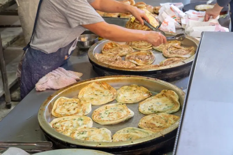 永和美食 早安蔥油餅｜永安市場超人氣「蔥油餅、蘿蔔絲餅」，香酥千層用料實在，早餐吃得超滿足！ · 算命的說我很愛吃