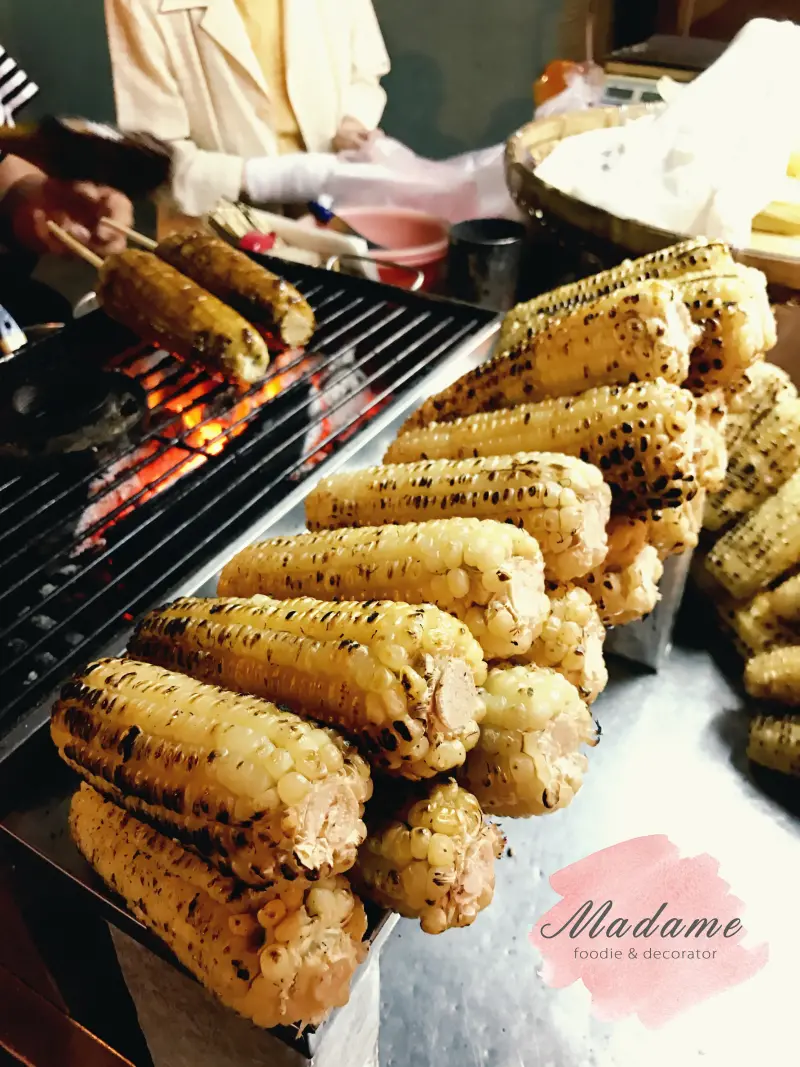 【台南小吃】青年路古早味烤玉米 X 從小吃到大沙茶蒜醬好滋味