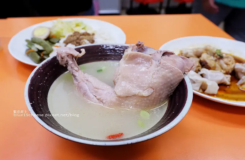 【台中龍井】東海四川小吃-從攤販變店面的于肆川東海四川小吃.最受歡迎的是有一整隻雞腿的燉雞飯.還有被學生稱作神作的辣雞飯.下午時間沒有休息.台中東海商圈隱藏巷弄美食小吃推薦.東海別墅美食.小西門町的東