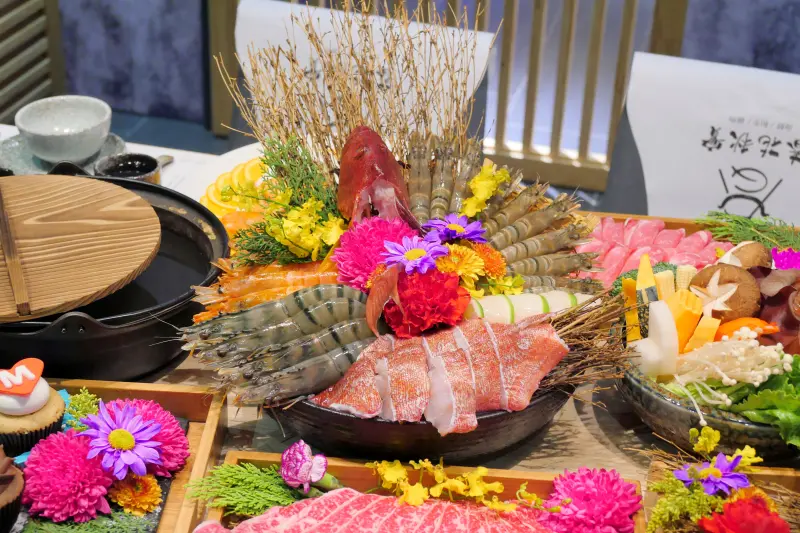 台中_春花秋實海鮮和牛鍋物：母親節我愛媽咪四人豐盛套餐！六種海鮮盛合+澳洲和牛香草豬七道菜限定辦桌大份量非吃不可！