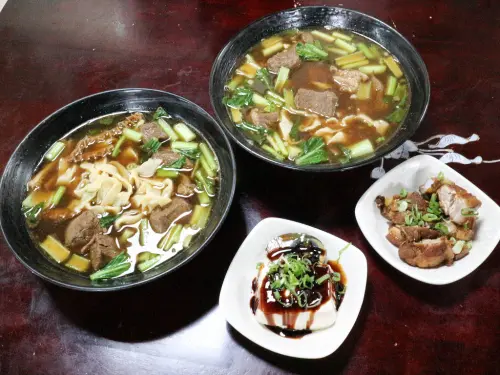 (中正紀念堂站)珍珧商號，珍珧魯肉飯,2017年臺灣滷肉節嚴選店家,超大塊厚實牛肉,選用牛大骨敖的湯底