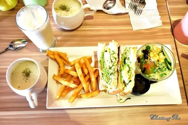 【新北。美食】新莊 / 花屋咖啡早午餐，小木屋裡的花園，感受愜意閒暇的早晨與午後，榮富國小旁