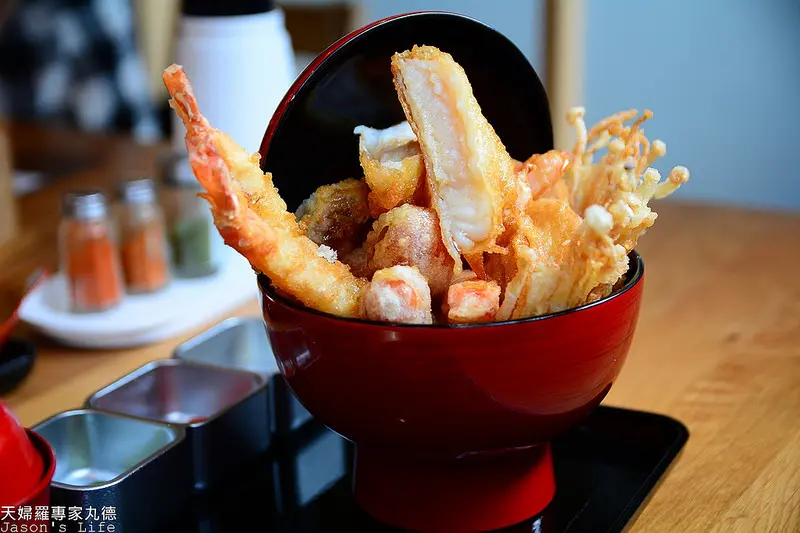 【台中│美食】日本品牌來台第一間，天婦羅蓋飯也可以自由配，含有蝦膏的炸蝦太誘人。天婦羅專家丸德